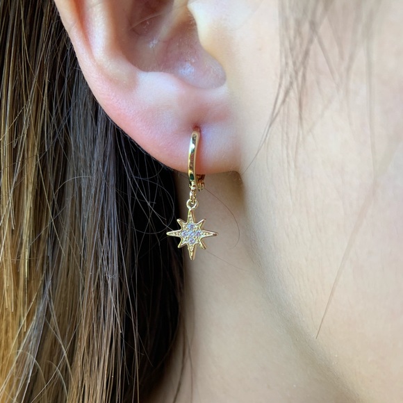 ✨Gold Star and Moon Hoop Earrings - Picture 6 of 7